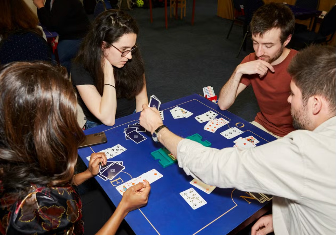 Partie de bridge entre membres du club