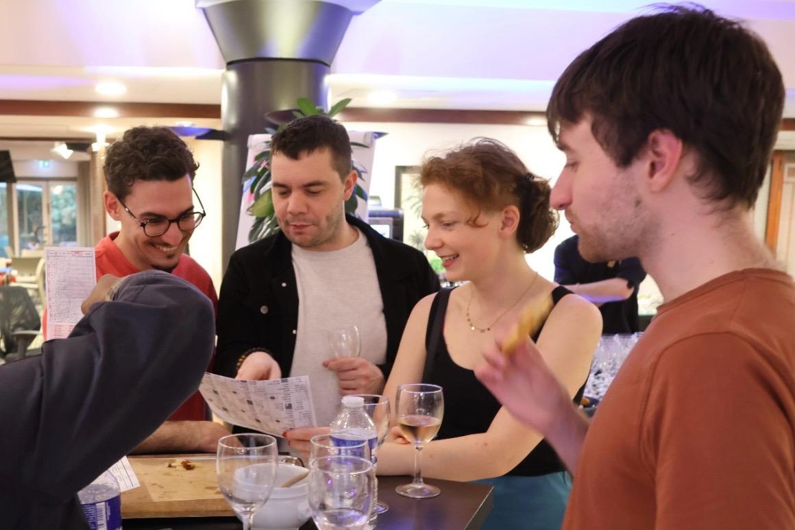 Débrief entre membres du club à Bordeaux
